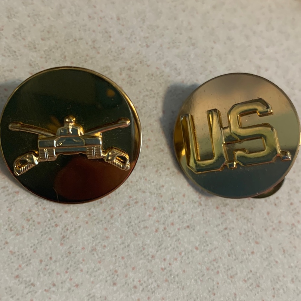 Vintage military pin backs US and crossed cannon tank (273)
